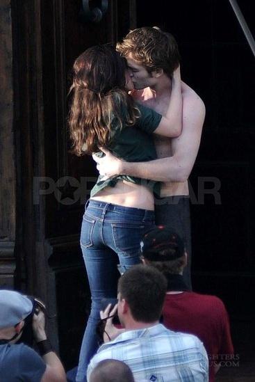 This is EDWARD and BELLA KISSING in NEW MOON